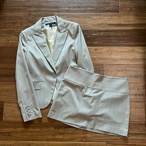 Express Design Studio Suit Sz 4 Blazer Sz 6 Skirt